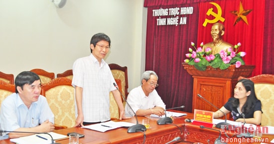 Phó Chánh văn phòng UBND tỉnh Nguyễn Hồng Dương giải trình lại một số vấn đề mà Thường trực 