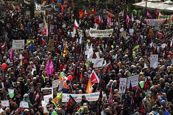Hơn 35.000 người biểu tình phản đối Hiệp định TTIP tại Hannover. Ảnh: Reuters. 