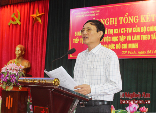 Đồng chí Hoàng Văn Nhiên - Phó Bí thư Đảng ủy Khối Các cơ quan tỉnh phát biểu tại hội nghị.