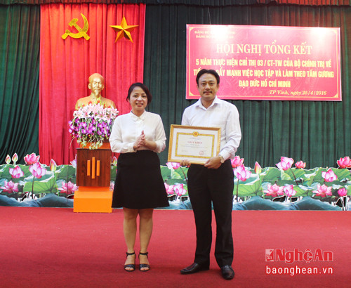 Trao bằng khen cho tập thể đạt thành tích về học tập và làm theo tấm gương đạo đức Hồ Chí Minh.