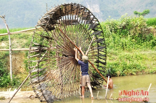 Với người dân vùng cao Châu Tiến nói riêng, Quỳ Châu nói chung, những chiếc guồng quay nước đã gắn bó với họ bao đời nay. Thế nhưng do thiếu nước nên guồng quay cũng không hoạt động được.