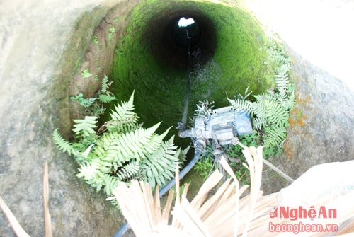 Không chỉ thiếu nước cho sản xuất mà hai tháng nay nước sinh hoạt cũng đang trong tình trạng khan hiếm. Ở Châu Tiến 80% bà con dùng giếng khơi tự đào, khoảng 20% dùng giếng khoan).