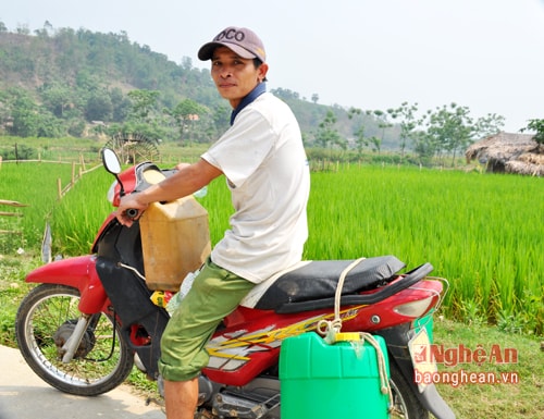 Anh Sầm Văn Đức (bản Hoa Tiến 1, Châu Tiến) cho biết: hơn tháng nay giếng nước gia đình anh đã khô cạn, hàng ngày anh cùng vợ thay nhau xin nước ở những gia đình đi chở nước từ nơi khác về