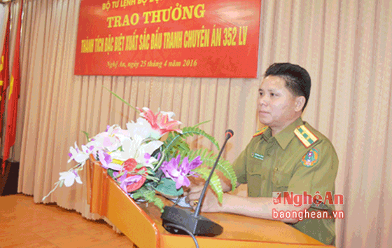 Phó Giám đốc Công an tỉnh Hủa Phăn, Thượng tá Phết Nọi Lò Lon Xi phát biểu tại lễ trao thưởng.