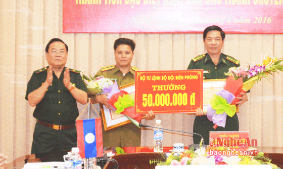 Thiều tướng Nguyễn Cảnh Hiền trao Bằng khen và phần thưởng cho các lực lượng tham gia Chuyên án.