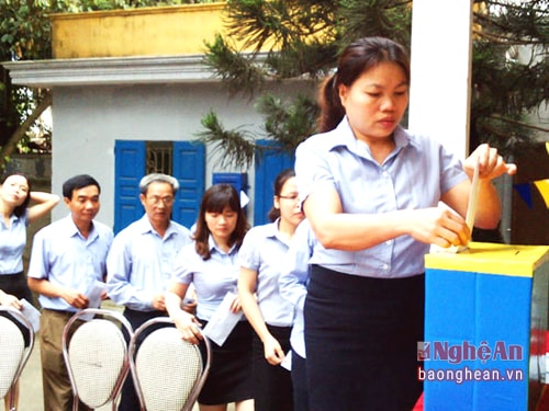 Cán bộ, công chức viên chức tham gia ủng hộ thẻ BHYT cho người nghèo. 