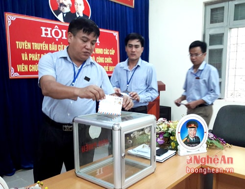 cơ quan BHXH huyện Kỳ Sơn, đã tự nguyện tham gia ủng hộ được trên 6,2 triệu đồng tiền mặt