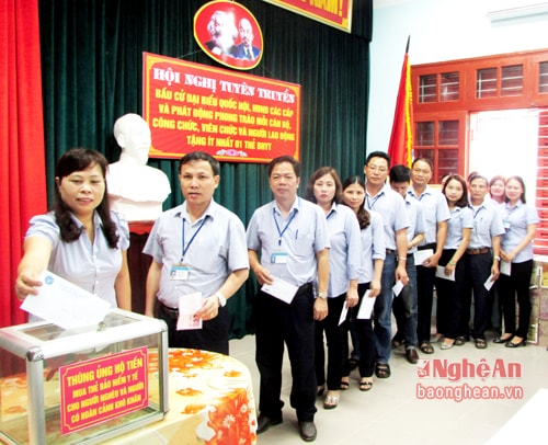 20 cán bộ công chức, viên chức, người lao động cơ quan BHXH Yên Thành ủng hộ mua thẻ BHYT tặng  gia đình có hoàn cảnh khó khăn. 