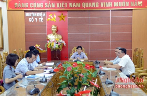 8 giờ sáng ngày 25/4/2016, đại diện cơ sở thịt quy Giao Hiền có mặt tại Sở Y tế xuất trình các giấy tờ cho đoàn liên ngành kiểm ta.