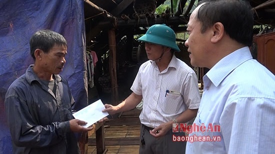 Lãnh đạo huyện Quế Phong hỗ trợ các gia đình bị thiệt hại do lốc xoáy