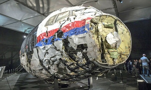 Máy bay MH17 được ghép lại từ các mảnh vỡ. Ảnh: Reuters