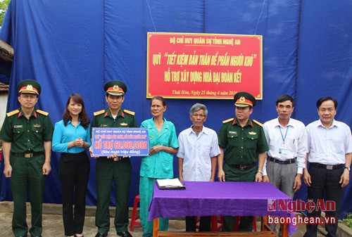  Bộ chỉ huy quân sự tỉnh trao tiền hỗ trợ cho gia đình ông Phan Đăng Lực