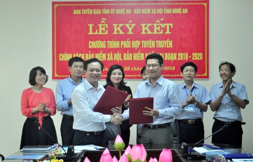 Lãnh đạo Ban tuyên giáo Tỉnh ủy và BHXH Nghệ An ký kết chương trình phối hợp.