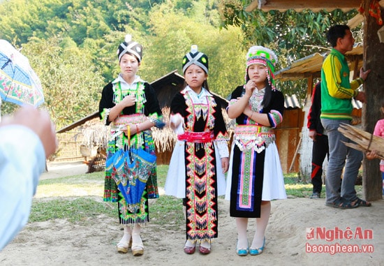 Những cô gái Mông ở bản Phồng, Tam Hợp đi chơi Xuân