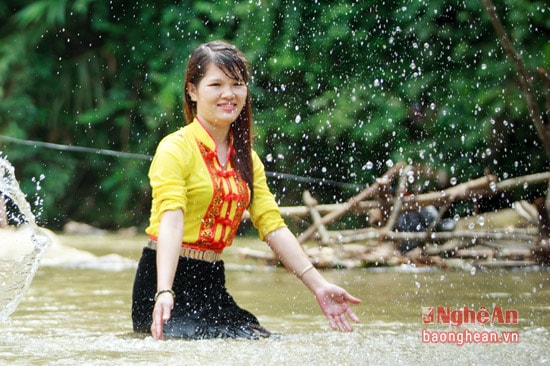 Một thiếu nữ Tam Thái bên bờ suối