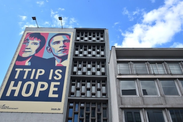 Poster chào đón ông Obama tại một tòa nhà chính quyền. Ảnh: AFP.