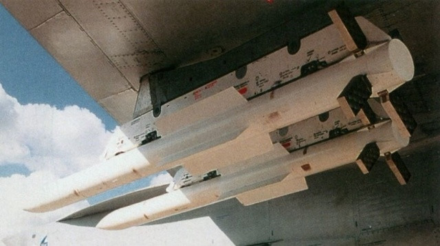 Tên lửa không đối không RVV-AE trang bị đầu nổ phá mảnh nặng 22,5kg với ngòi nổ laser cận tiếp xúc.