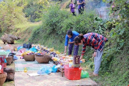 Mâm cúng được con cháu bày ở phía dưới các ngôi mộ