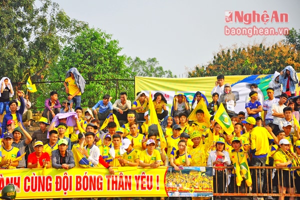 Cổ động viên cho đội SLNA. Ảnh: Trần Hải