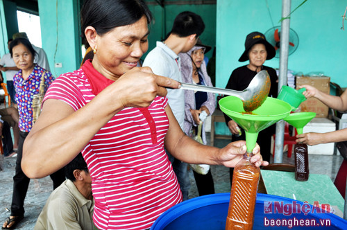 Cùng với nước mắm, ruốc chua Nghi Thủy cũng rất được nhiều khác hàng lựa chọn bởi hương vị thơm, ngọt đặc trưng.