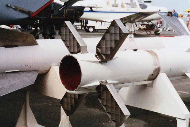  RVV-AE được trang bị động cơ rocket nhiên liệu rắn cho tầm bắn tối đa đến 80km, độ cao bắn hạ mục tiêu từ 5-25km.