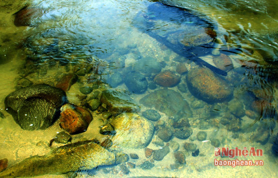 Những hòn đá góp phần tạo nên vẻ đẹp của những con suối xanh ngắt ở miền Tây.