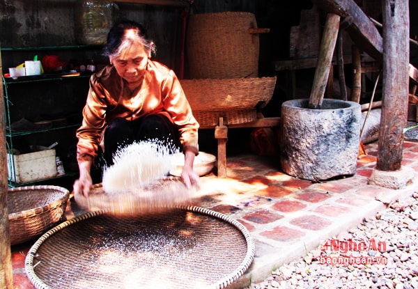 Nhiều vật dụng nông nghiệp như cối xay, thúng, nia, sàng...vẫn còn được bà con trân trọng và gìn giữ
