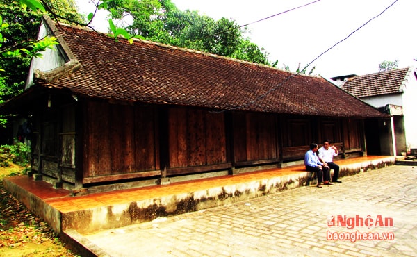 Hiện tại, làng có khoảng 15 ngôi nhà với niên đại hàng trăm năm