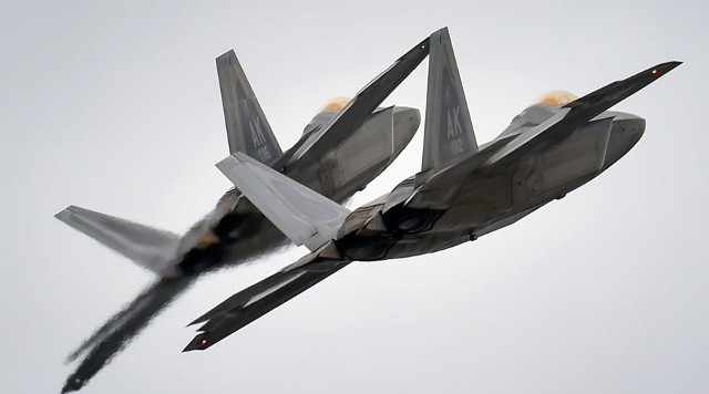  Hai chiếc máy bay tiêm kích F-22. Ảnh: Reuters