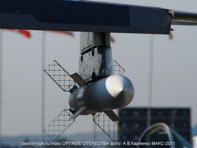 Ngoài ra, một ưu điểm nữa của tên lửa RVV-AE là có thiết kế khí động học độc đáo, giúp giảm tiết diện phản xạ radar tránh bị máy bay địch phát hiện sớm, tăng tốc độ bay và sức chịu quá tải, chuyển hướng nhanh hơn (tới 150°/giây), khiến đối phương không thể trốn thoát.