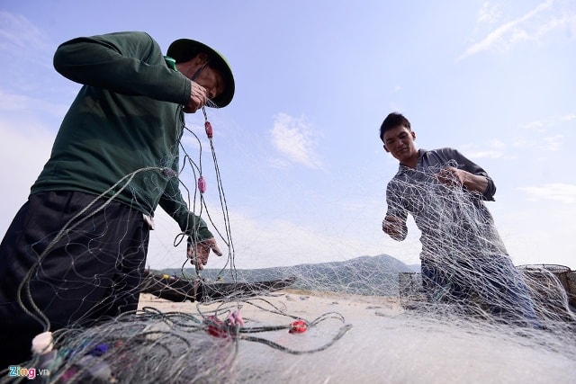 Do không còn cá để đánh bắt và người tiêu dùng không mua cá biển nên hàng loạt gia đình cất lưới, nghỉ ra khơi. Anh Mai Xuân Hùng (Kỳ Lợi, huyện Kỳ Anh) cùng người thân gói gém manh lưới cho vào bao tải kể: 