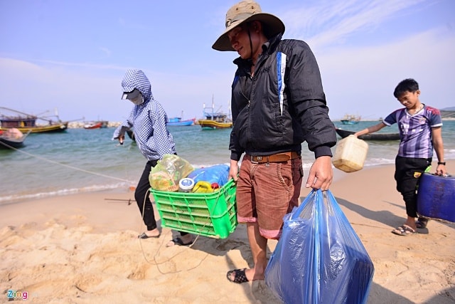 Thay vì đánh bắt gần bờ, nhiều gia đình chuẩn bị xăng dầu, đồ ăn thức uống đánh bắt xa khơi, cách bờ khoảng 30 hải lý (hơn 50 km) để đánh bắt cá. 