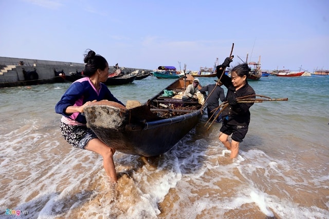 Nhiều gia đình chuyển sang lặn để thu gom những loại sắt thép từ khu công nghiệp Formosa rơi xuống biển. 