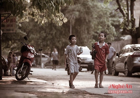 Hai anh em sau giờ tan trường. Ghé mua chiếc kẹo mút ở hàng tạp hóa trong khu nhà tầng rồi thong thả tán gẫu suốt đọc đường ra sân bóng chuyền ...