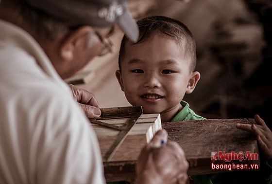 Ông và cháu cùng đóng chiếc bàn này nhé!