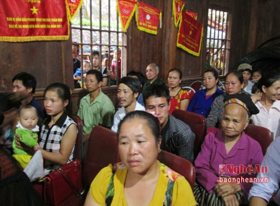 Người dân đến tham dự phiên tòa