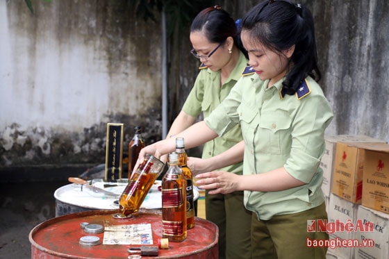 Tiêu hủy rượu giả tại Chi cục Quản lý Thị trường tỉnh