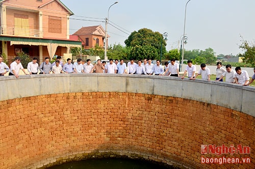 Đồng chí Nguyễn Xuân Đường thăm giếng làng tại xã Kim Liên, Nam Đàn được khôi phục lại.