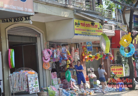 Tình trạng lấn chiếm vỉa hè  kinh doanh là một trong những nguyên nhân dẫn đến tình trạng lộn xộn trên đường Đinh Công Tráng