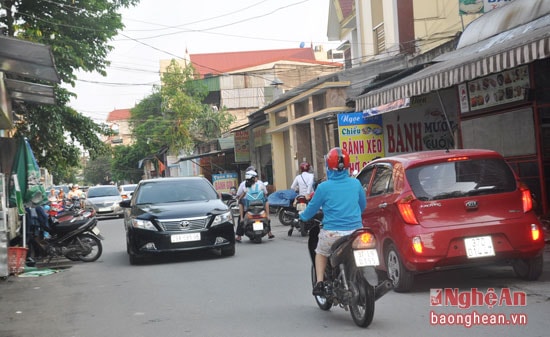 Một số đường ngang thông giữa Ngư Hải và Đinh Công Tráng như đường Đặng Tất có ùn tắc cục bộ vào giờ cao điểm một phần là do xe cộ của khách hàng các hộ kinh doanh ăn uống  dựng lấn chiếm lòng, lề đường