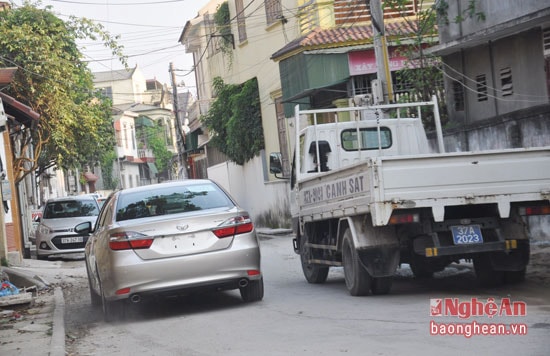 Đường Ngang Nguyễn Biểu ( đối diện với trường THCS Lê Mao) hay xảy ra ùn tắc vào giờ cao điểm vì tâm lý một số phụ huynh  đón con thích  rẽ ở lối gần mà không phân ra ở các đường rẽ khác. 