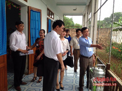 Đoàn công tác của Bộ GD&ĐT kiểm tra cơ sở vật chất tại trường Mầm non  Tây Hiếu, thị xã Thái Hòa.