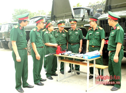 Thiếu tướng Phạm Văn Khánh - Cục trưởng Cục xe máy - Tổng cục Kỹ thuật; Thiếu tướng Trần Hữu Tuất – Phó tư lệnh Quân khu kiểm tra bộ dụng cụ đồng bộ theo xe.