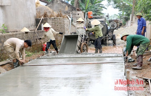 Làm đường Nông thông mới ở xóm 7, xã Nam Thanh