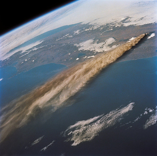 Hình ảnh chụp từ vệ tinh núi lửa Klyuchevskaya Sopka - hoạt động núi lửa lớn nhất lục địa Âu Á.