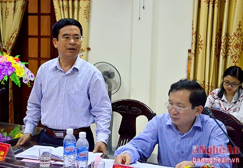 Đồng chí Nguyễn Hữu Lậm - Ủy viên BTV, Trưởng ban Tổ chức Tỉnh ủy phát biểu.