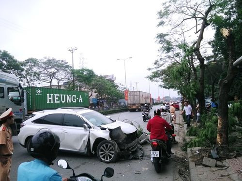Vụ tai nạn khiến giao thông ách tắc nhẹ, CSGT và Công an quận Hải An có mặt sau ít phút điều tiết giao thông.