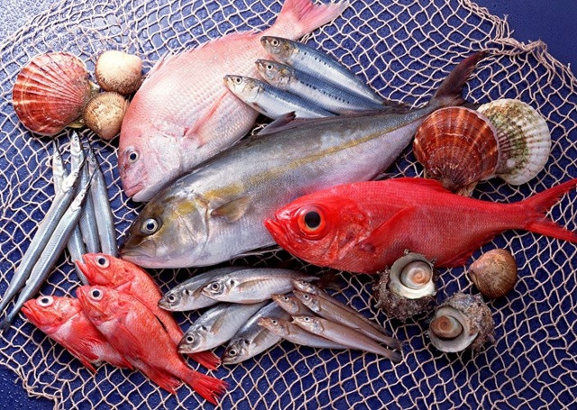 Cá bị nhiễm độc kim loại khó có thể quan sát bằng mắt thường. Nhưng khi lựa chọn cá, chỉ nên chọn những con có kích thước vừa phải. Không nên chọn cá quá to, nhất là đối với cá biển.