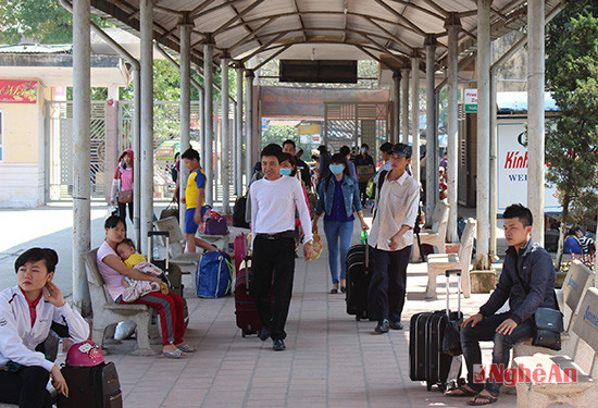 Hành khách chờ tàu tại ga Vinh.