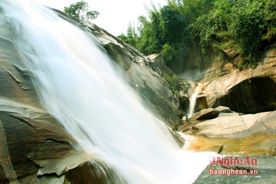 Dòng thác như mây tuôn hấp dẫn
